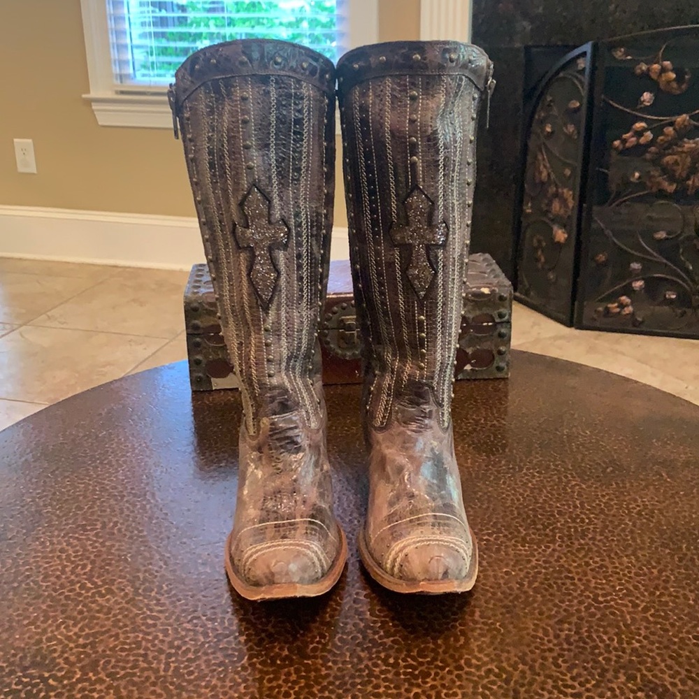 Authentic Corral ladies cross stud cowgirl boots!